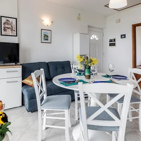 In Pula With Kitchen Πούλα