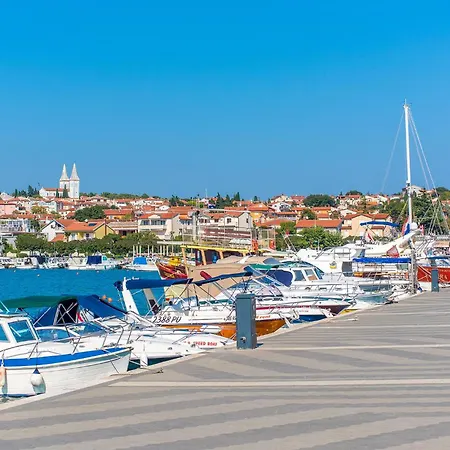 In Pula With Kitchen 풀라